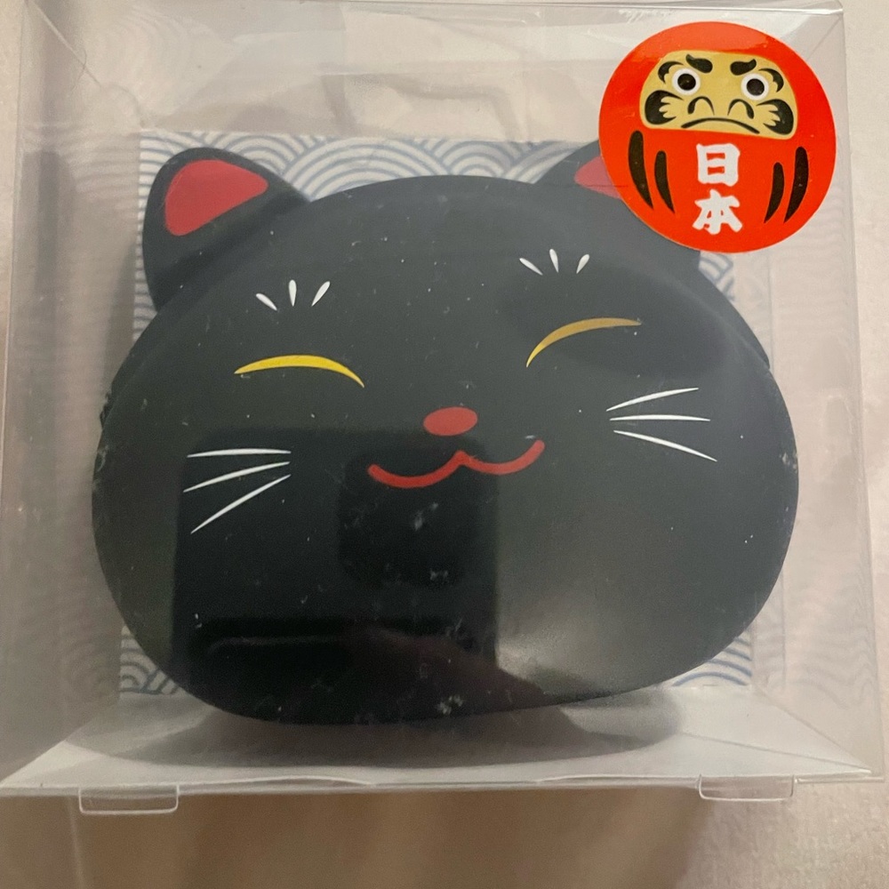 Mimi Pochi Japan // Meneki-Neko Lucky Cat in Black - Picture 3 of 4